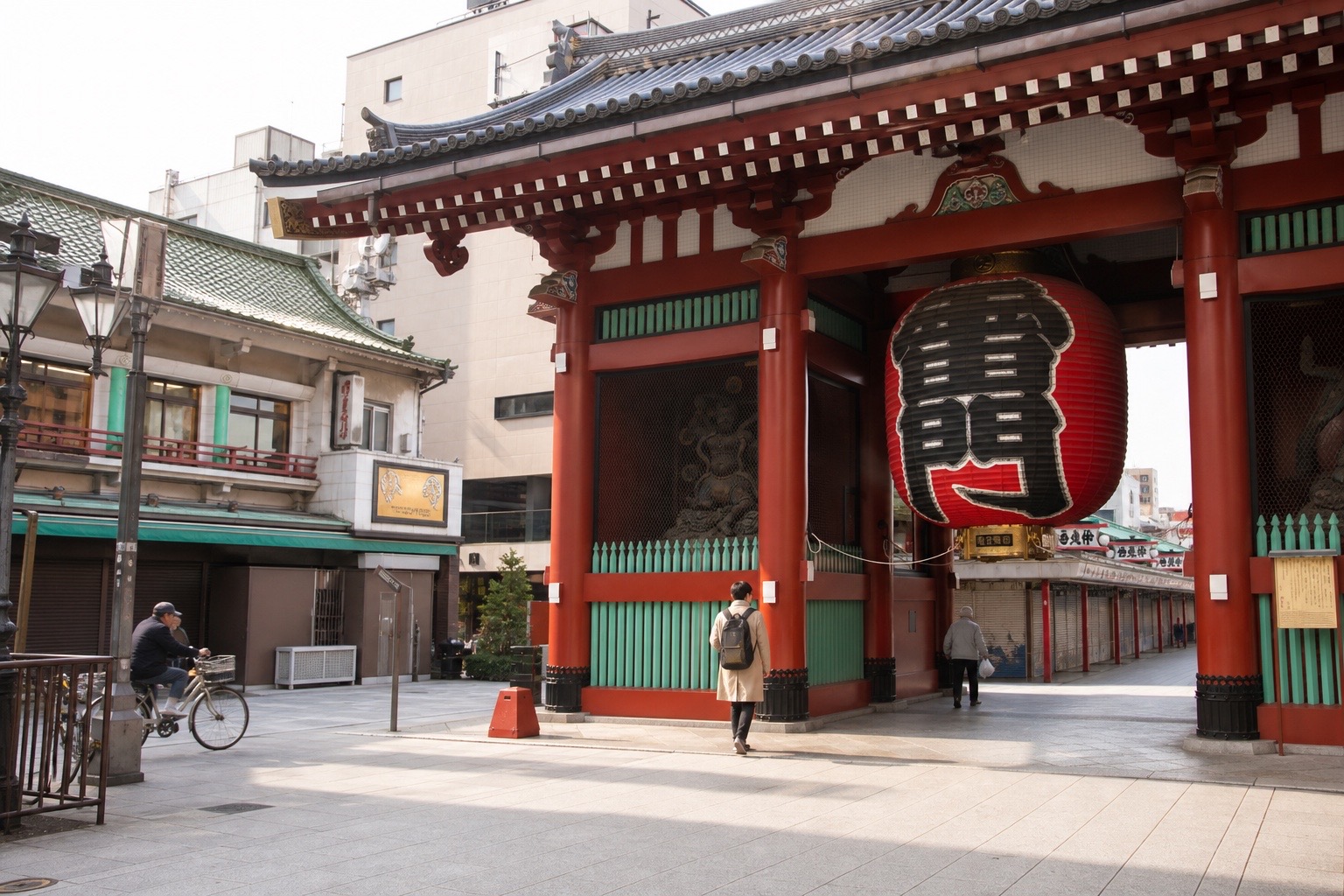 A quiet morning view of Kaminarimon Gate at Senso-ji in Asakusa
